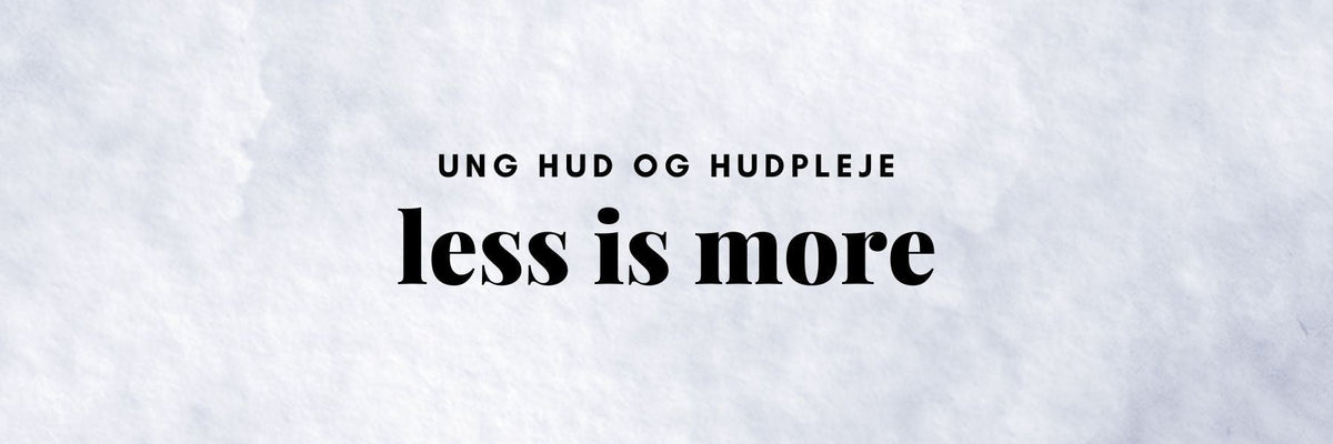 Ung pige udfører enkel hudplejerutine foran spejlet