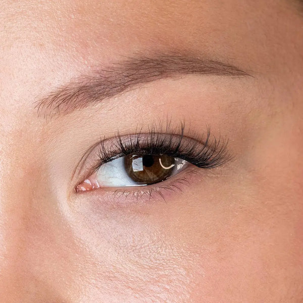 Modelbillede af G Beauty Lashes Press & Go Underlashes | Date