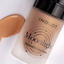 INGLOT - Moonlight Illuminating Face Primer i farven New Moon 22. Her kan du se farven.