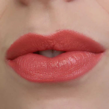 Sandstone Intense Care Lipstick i farven Coral Beach.