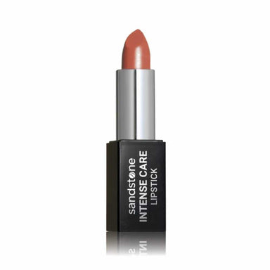 Forkæl dine læber med Sandstones Intense Care Lipstick, en luksuriøs læbestift, der kombinerer intens farve med plejende egenskaber. Her i Farven Coral Beach