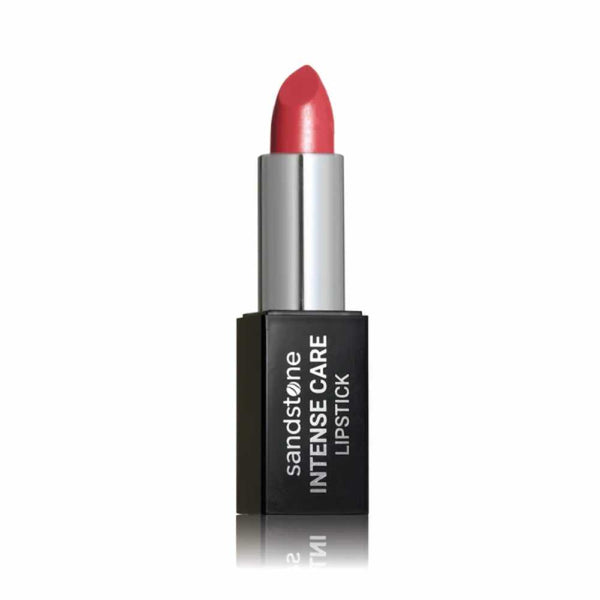 Forkæl dine læber med Sandstones Intense Care Lipstick, en luksuriøs læbestift, der kombinerer intens farve med plejende egenskaber. Her i Farven New Spring.