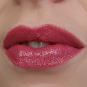 Sandstone Intense Care Lipstick i farven Plum Kiss.