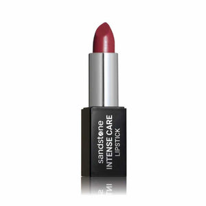 Forkæl dine læber med Sandstones Intense Care Lipstick, en luksuriøs læbestift, der kombinerer intens farve med plejende egenskaber. Her i Farven Plum Kiss.