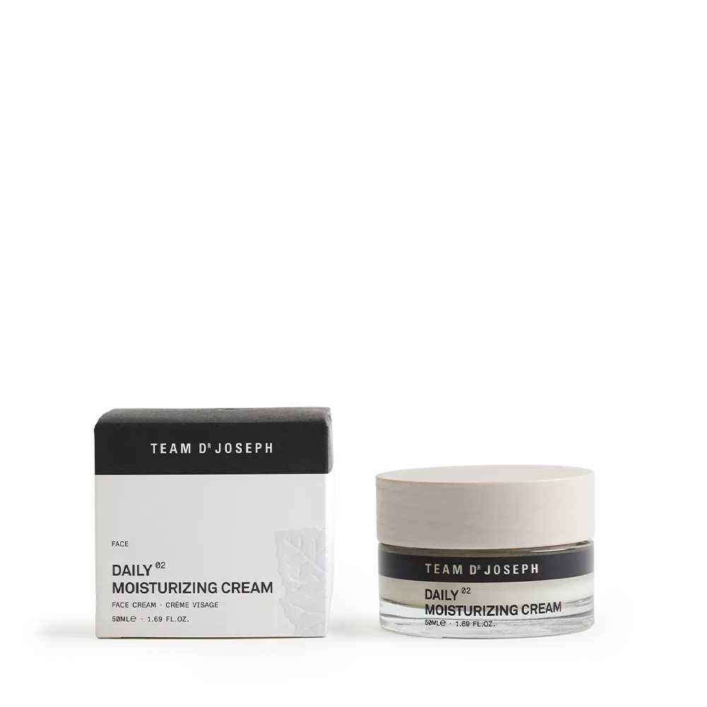 Daily Moisturizing Cream fra Team Dr. Joseph – Fugtgivende pleje til normal og tør hud. Rejsestørrelse på 5 ml.