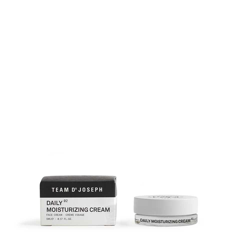 Daily Moisturizing Cream fra Team Dr. Joseph – Fugtgivende pleje til normal og tør hud. Rejsestørrelse på 5 ml.